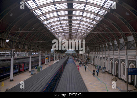 Züge warten auf dem Bahnsteig von Paddington Station, West London England UK Stockfoto