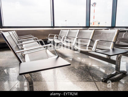 Neue Bänke am Flughafen Stockfoto