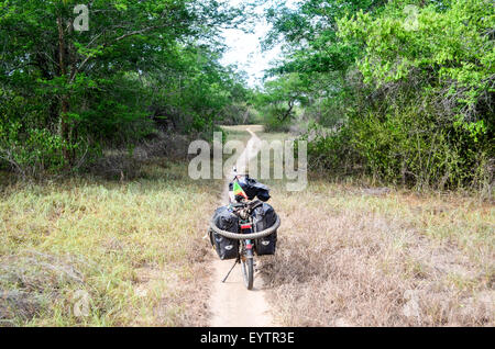 Abenteuer und Fahrradtouren auf den unbefestigten Straßen von Angola Stockfoto