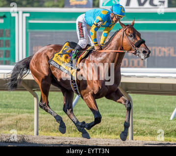 Oceanport, NJ, USA. 2. August 2015. Amerikanisches Pharoah überquert die Ziellinie, da er einfach auf Sieg bei der 2015 Haskell Invitational im Monmouth Park in Oceanport, NJ geht. Mike Langish/Cal-Sport-Medien. © Csm/Alamy Live-Nachrichten Stockfoto