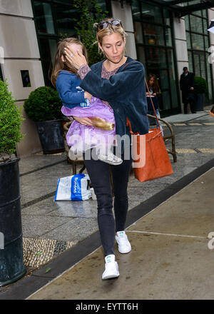 Sienna Miller trägt Tochter Marlowe Sturridge in ihr Arme Featuring: Sienna Miller, Marlowe Sturridge wo: New York City, USA: 2. Juni 2015 Stockfoto