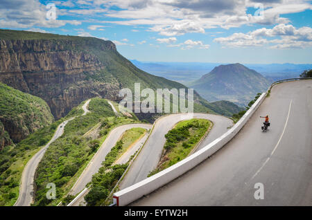 Radfahrer auf Serra da Leba, ein Gebirgszug in Angola mit der beeindruckenden Leba Mountain Road und seinen Haarnadelkurven Stockfoto