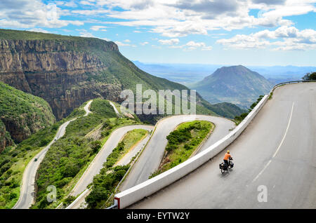 Radfahrer auf Serra da Leba, ein Gebirgszug in Angola mit der beeindruckenden Leba Mountain Road und seinen Haarnadelkurven Stockfoto