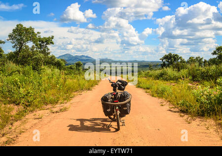 Abenteuer und Fahrradtouren auf den unbefestigten Straßen von Angola Stockfoto