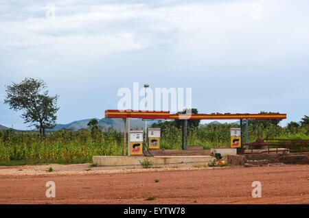 Ruinen der Sonangol Tankstelle in ländlichen Angola, Provinz Benguela Stockfoto