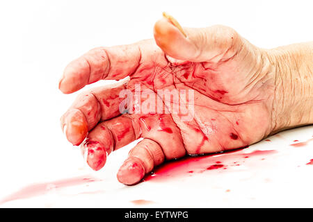 blutige Hand auf dem Tisch. Gewalt oder Angst vor Horror-Konzept. Stockfoto