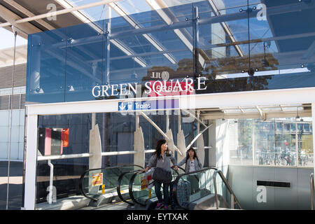 Zwei asiatische Damen, die grüne Quadrat Bahnhof an der Sydney Airport Link Strecke privat ist betriebenen Bahnstrecke in Sydney Stockfoto