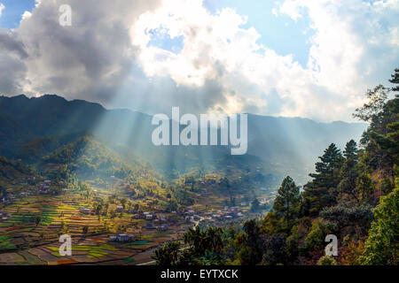 Strahlen durch Wolken im Himmel Stockfoto