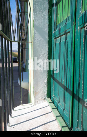 Detail der Holzfenster mit Bars in klassischen Kolonialarchitektur in der Altstadt von Ciudad Bolivar, Venezuela Stockfoto