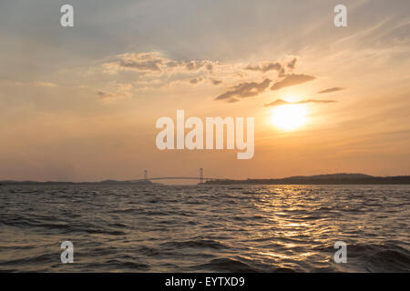 Sonnenuntergang am Orinoco mit der Hängebrücke in Ciudad Bolivar. Venezuela-2015 Stockfoto