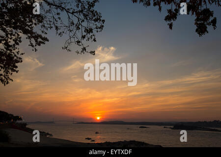 Sonnenuntergang am Orinoco mit der Hängebrücke in Ciudad Bolivar. Venezuela-2015 Stockfoto