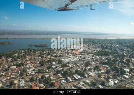 Luftaufnahme der Innenstadt von Ciudad Bolivar mit der Orinoco River, Venezuela 2015. Ciudad Bolivar ist der Ausgangspunkt für Stockfoto