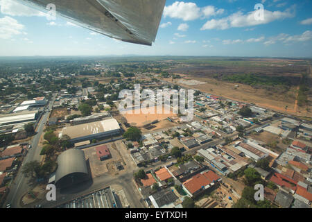 Luftaufnahme der Innenstadt von Ciudad Bolivar mit dem Wald, Wolken und blauer Himmel, Venezuela 2015. Stockfoto