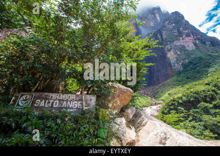 Schild am Mirador des Salto Angel im Canaima National Park. Der Wasserfall ist im Hintergrund. Venezuela-2015 Stockfoto