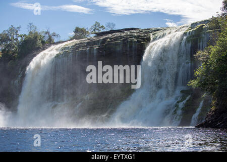 Schöner Wasserfall in Canaima Lagune, Canaima-Nationalpark, Venezuela, Südamerika 2015 Stockfoto