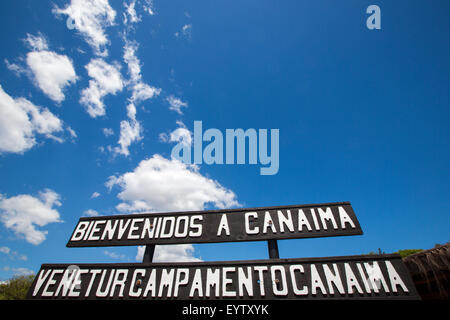 Informationen Holz Schild am Eingang des Canaima National Park vor blauem Himmel, Venezuela, Südamerika 2015 Stockfoto