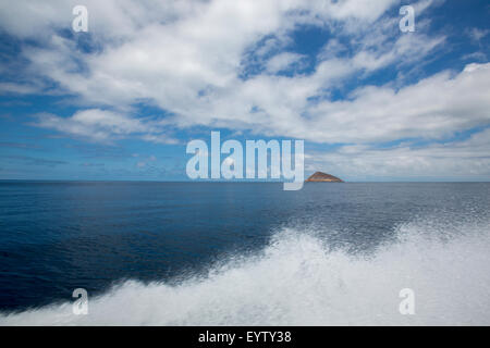 Blauen Pazifik und bewohnte Insel mit klaren blauen Himmel. Galapagos-Inseln. Ecuador-2015 Stockfoto