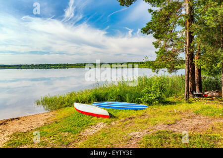 Zwei Kanus am Ufer eines Sees Stockfoto