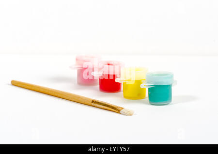 Farbtöpfe mit einem Künstler-Pinsel Stockfoto