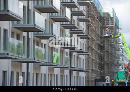 Prora, Deutschland. 29. Juli 2015. Gerüstbau deckt einen Teil des denkmalgeschützten Block II-Gebäudes im Seasside Resort in Prora, Deutschland, 29. Juli 2015. Das Gebäude, ursprünglich von den Nazis für die "Kraft Durch Freude (KdF)" (lit.) Kraft durch Freude) Organisation in den 1930er Jahren wurde von der deutschen Regierung an privaten Investoren, die das Anwesen in exklusiven Eigentumswohnungen und Ferienhäuser umgewandelt verkauft. Foto: Stefan Sauer/Dpa/Alamy Live News Stockfoto