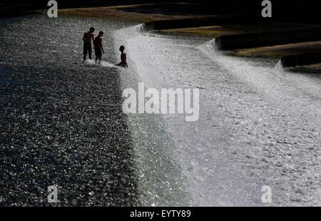 Lech, Deutschland. 3. August 2015. Junge Männer suchen Relief hitzebedingt an der Lech Flusses Wehr in Landsberg am Lech, Deutschland, 3. August 2015. : Bildnachweis KARL-JOSEF HILDENBRAND/Dpa: Dpa picture-Alliance/Alamy Live News Stockfoto