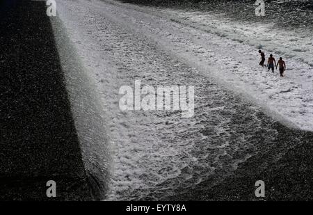 Lech, Deutschland. 3. August 2015. Junge Männer suchen Relief hitzebedingt an der Lech Flusses Wehr in Landsberg am Lech, Deutschland, 3. August 2015. : Bildnachweis KARL-JOSEF HILDENBRAND/Dpa: Dpa picture-Alliance/Alamy Live News Stockfoto