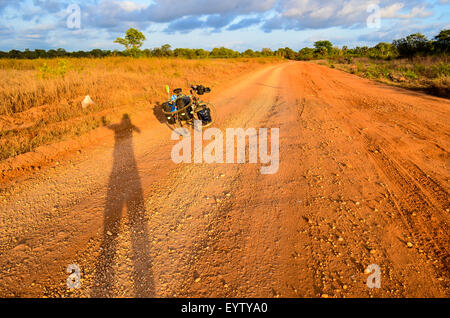 Abenteuer und Fahrradtouren auf den unbefestigten Straßen von Angola Stockfoto