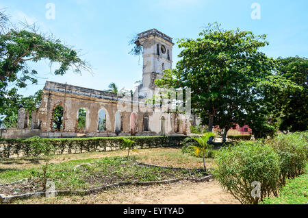 Ruinen einer kolonialen Gebäude in Ambriz, Angola, CMA 1906 (Câmara Municipal Do Ambriz) lesen Stockfoto