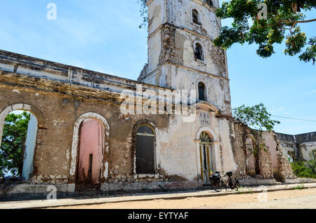 Ruinen einer kolonialen Gebäude in Ambriz, Angola, CMA 1906 (Câmara Municipal Do Ambriz) lesen Stockfoto