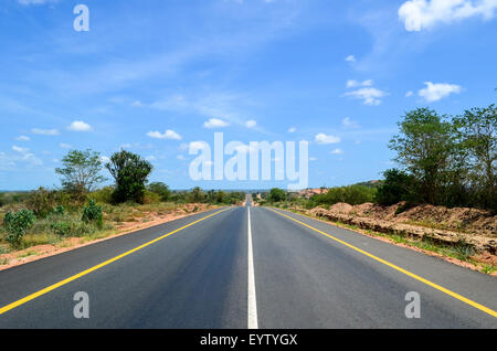 Brandneue Teerstraße in Angola Stockfoto