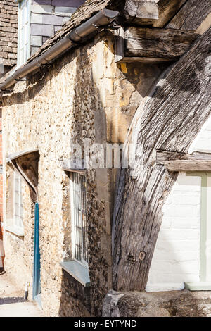 England, Lacock, Cotswolds. Architektonisches detail. 14. Jahrhundert aus Stein und Holz Cruck Haus, Fassade Dach Holzbalken für das Dach. Stockfoto