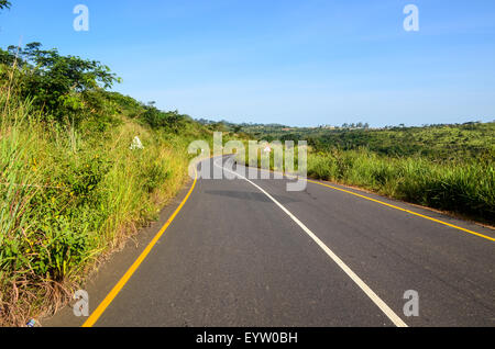 Brandneue Teerstraße in Angola im Cuanza Norte bei Sonnenuntergang Stockfoto