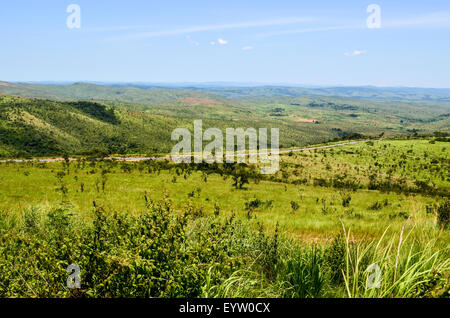 Panoramablick über die grünen Dembos Hügel im Norden von Angola Stockfoto