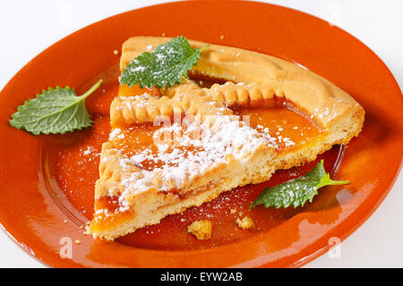 Scheibe des Linzer Aprikosen-Tarte Stockfoto