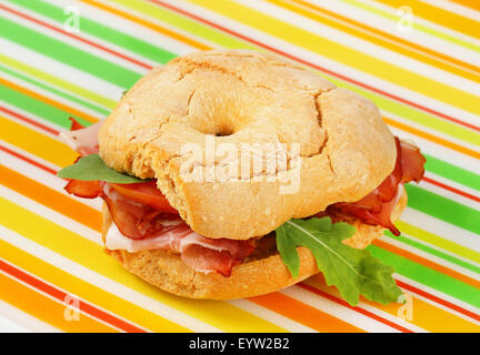 Ringförmigen Brötchen (Friselle) Schwarzwälder Schinken Stockfoto