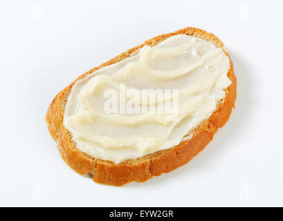 Scheibe Brot mit Schmalz bestrichen Stockfoto