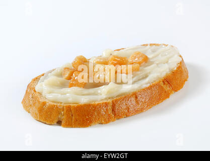 Scheibe Brot mit Schmalz und Grieben verbreiten Stockfoto