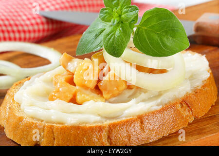 Scheibe Brot mit Schmalz und Grieben verbreiten Stockfoto