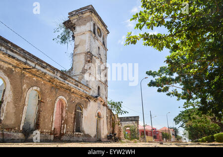 Ruinen einer kolonialen Gebäude in Ambriz, Angola, CMA 1906 (Câmara Municipal Do Ambriz) lesen Stockfoto