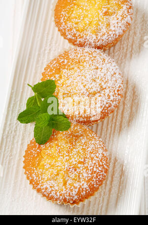 Vanillepudding gefüllt Muffins auf Langschild Stockfoto