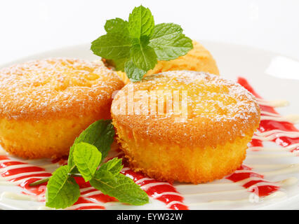 Vanillepudding gefüllt Muffins mit Kugel Eis Stockfoto