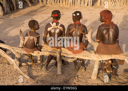 Hamer Mädchen an einem Hamer Bull Jumping Zeremonie, Turmi, South Omo Valley, Äthiopien Stockfoto