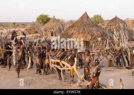 Hamer Bull Jumping Zeremonie im Dorf, Turmi, South Omo Valley, Äthiopien Stockfoto