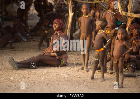 Hamer Frau und Kinder, Hamer Bull Jumping Zeremonie, Turmi, South Omo Valley, Äthiopien Stockfoto