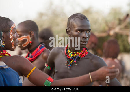 Junge Hamer Männer an einem Hamer Bull Jumping Zeremonie, Turmi, South Omo Valley, Äthiopien Stockfoto