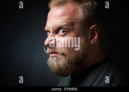 Anspruchsvolle bärtiger Mann Stockfoto