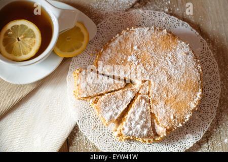 köstliche Ricotta Käse und Birnen Kuchen mit einer Tasse Tee Stockfoto
