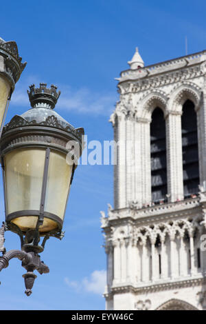 Straßenlaterne mit der berühmten westlichen Fassade von Notre-Dame de Paris im Hintergrund. Stockfoto