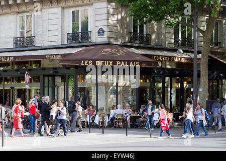 Blick vom Boulevard du Palais mit Blick auf Les Deux Palais (Brasserie) in Paris, Frankreich. Stockfoto