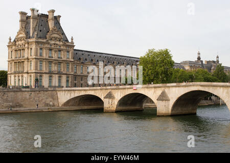 Blick vom Quai Anatole France, mit Blick auf die Porte Des Lions-Eingang des Musée du Louvre. Stockfoto